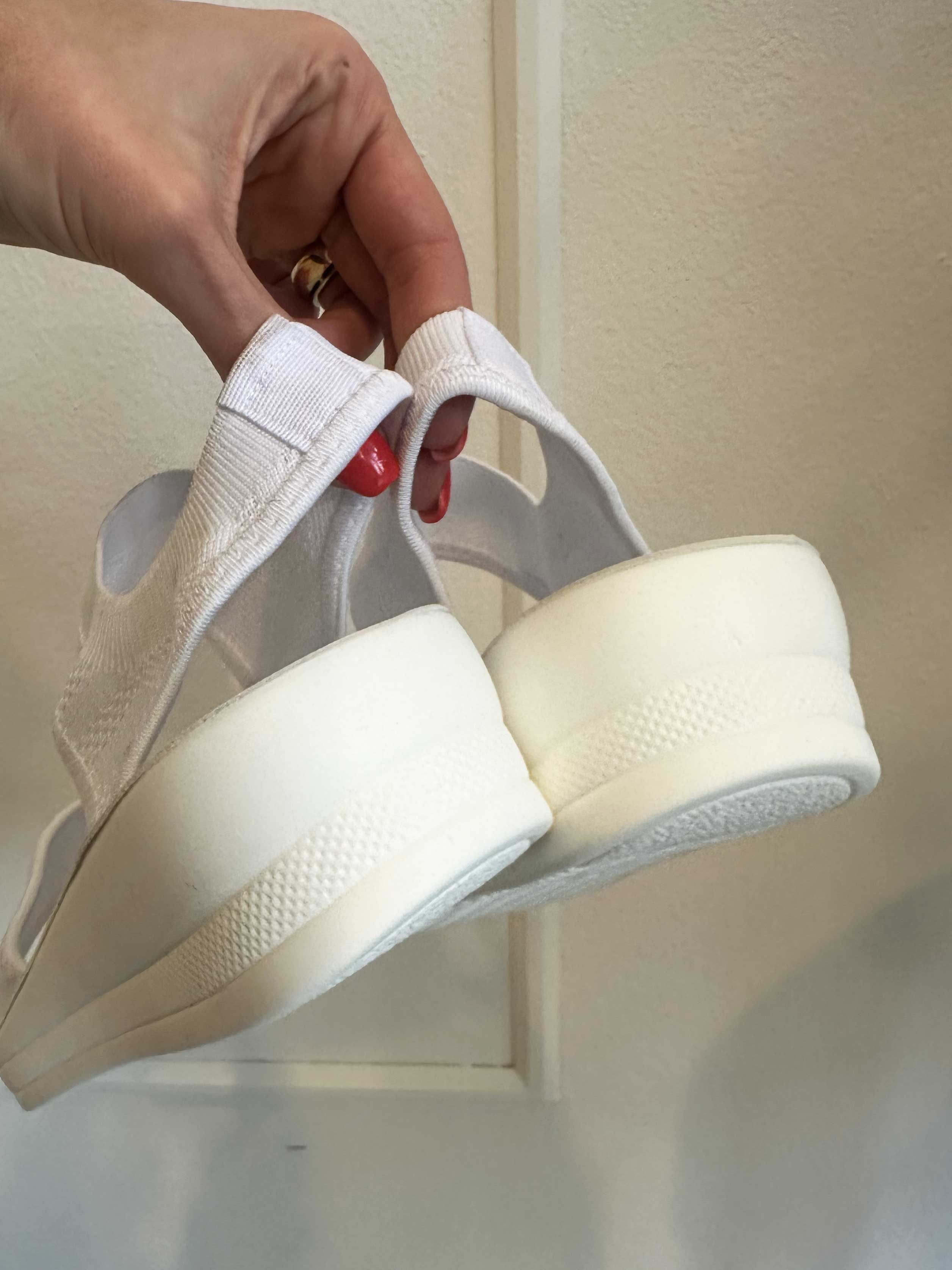 Jolina - Mjuka sandaler med liten klack och stretchrem